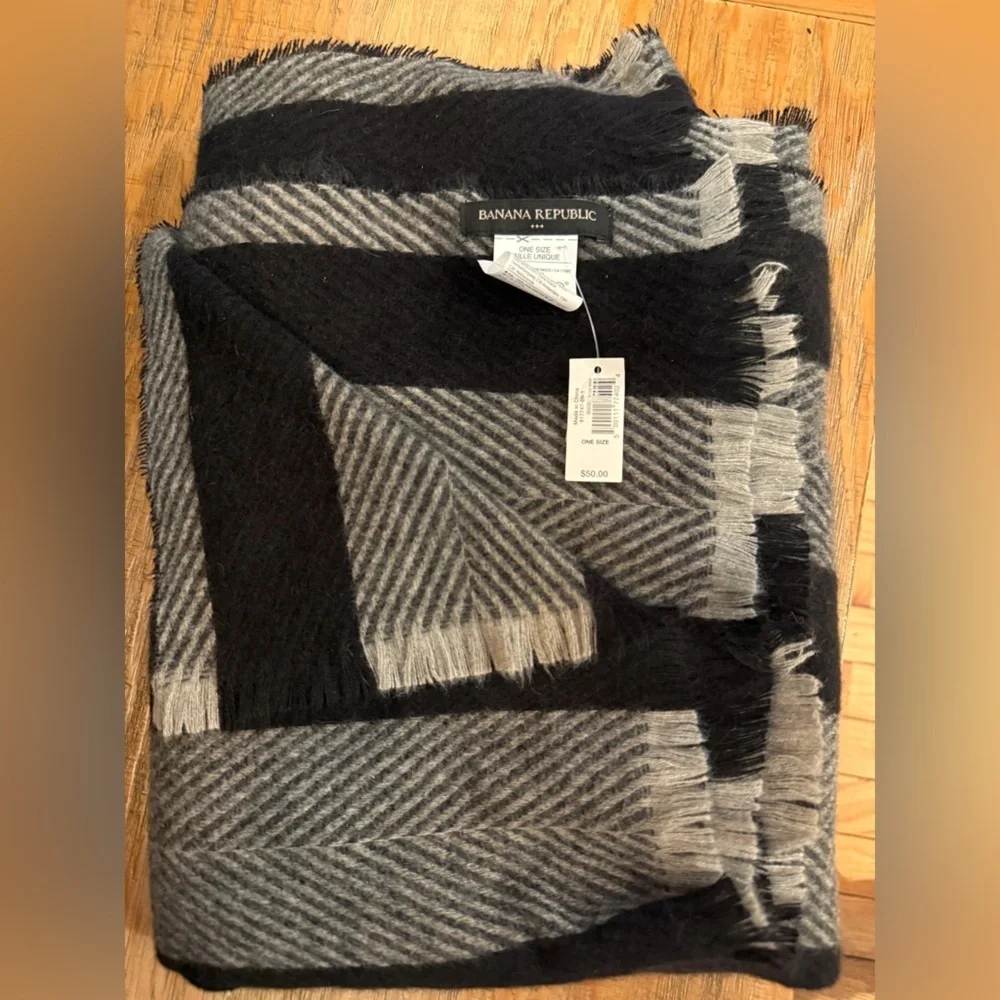 Banana Republic Black Gray Scarf Shawl Wrap Supe Soft Cozy Lagenlook NWT